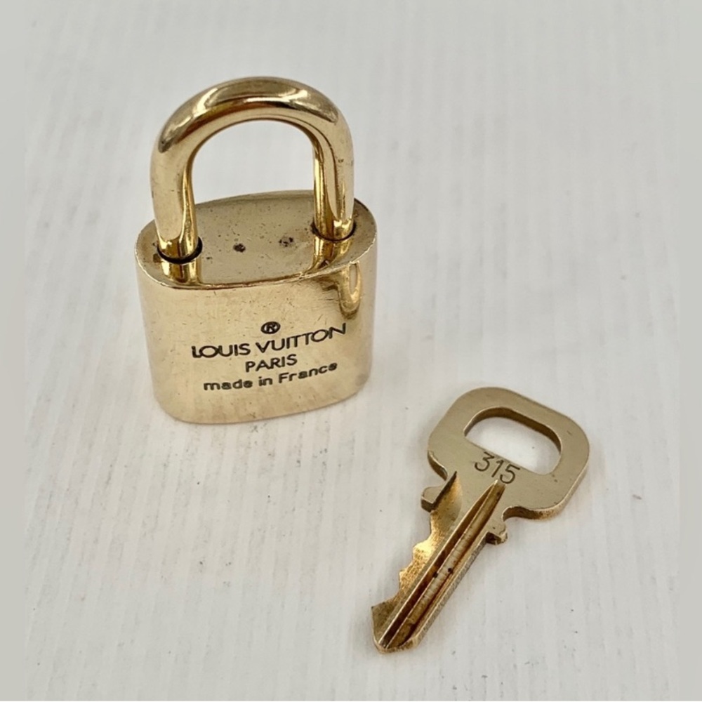 🌹New Listing🌹 Authentic VGUC Louis Vuitton LV Lock & Key - #315